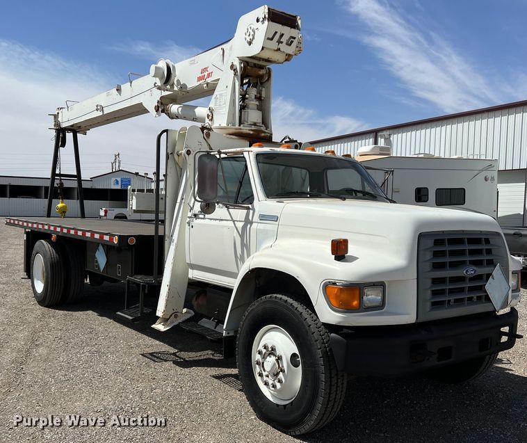 image for item DR5567 1995 Ford F800  crane truck