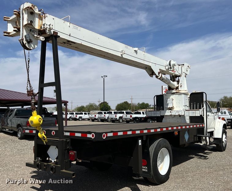 image for item DR5567 1995 Ford F800  crane truck