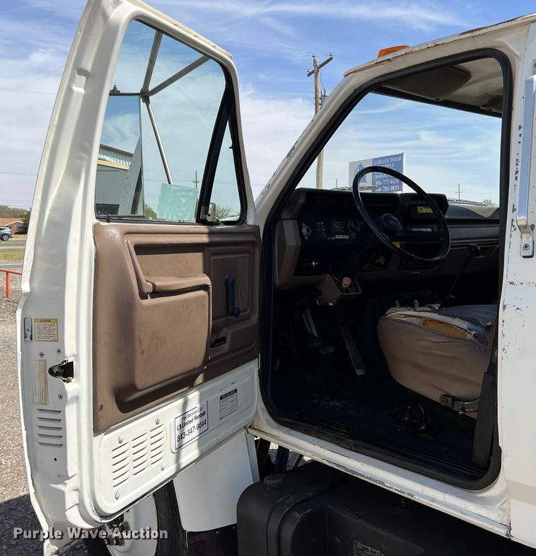 image for item DR5567 1995 Ford F800  crane truck