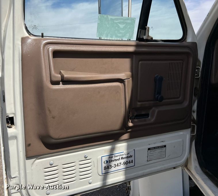 image for item DR5567 1995 Ford F800  crane truck