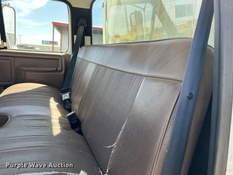 image for item DR5567 1995 Ford F800  crane truck