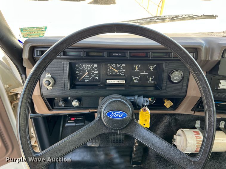 image for item DR5567 1995 Ford F800  crane truck