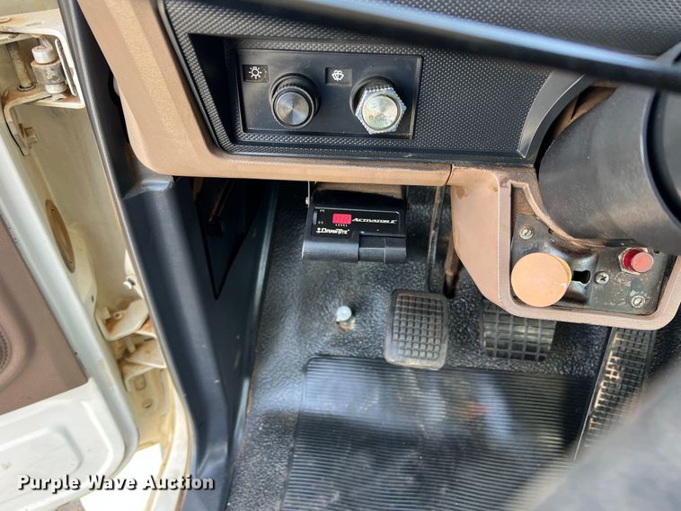 image for item DR5567 1995 Ford F800  crane truck