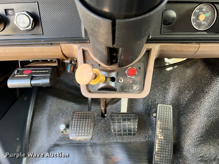 image for item DR5567 1995 Ford F800  crane truck