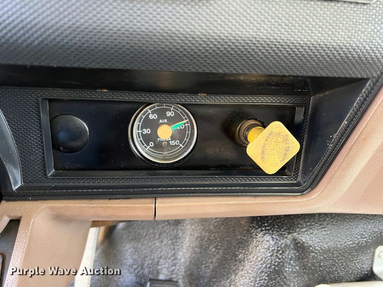 image for item DR5567 1995 Ford F800  crane truck