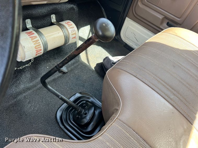 image for item DR5567 1995 Ford F800  crane truck