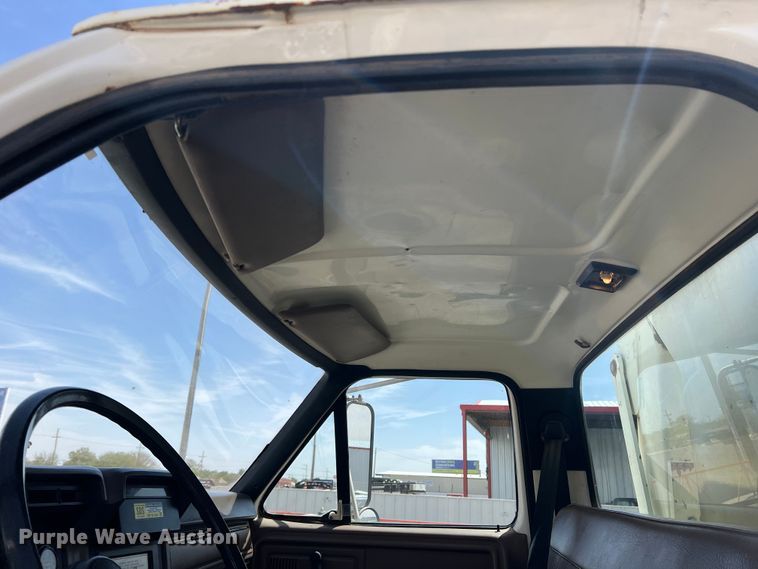 image for item DR5567 1995 Ford F800  crane truck