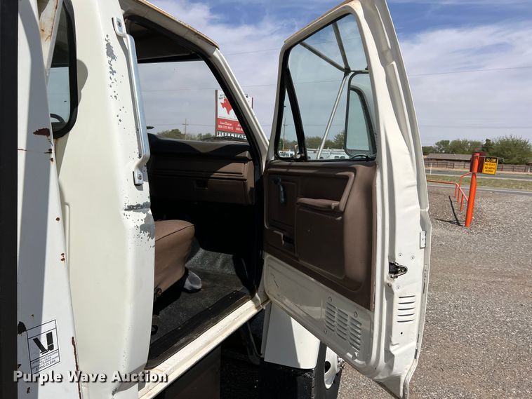 image for item DR5567 1995 Ford F800  crane truck