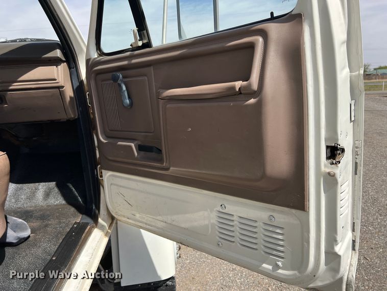 image for item DR5567 1995 Ford F800  crane truck