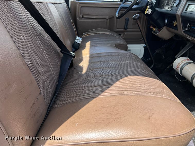 image for item DR5567 1995 Ford F800  crane truck