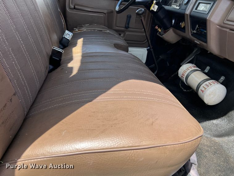 image for item DR5567 1995 Ford F800  crane truck