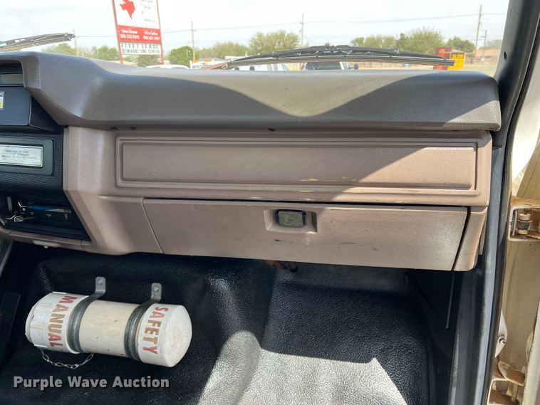 image for item DR5567 1995 Ford F800  crane truck