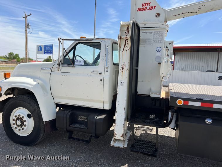 image for item DR5567 1995 Ford F800  crane truck