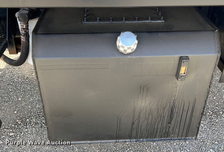 image for item DR5567 1995 Ford F800  crane truck