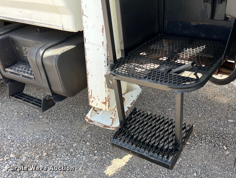 image for item DR5567 1995 Ford F800  crane truck