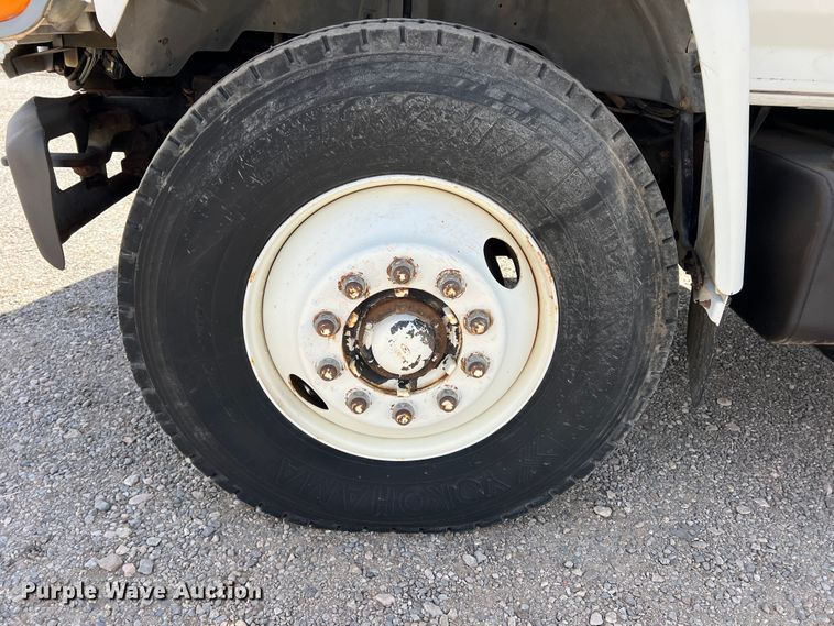 image for item DR5567 1995 Ford F800  crane truck