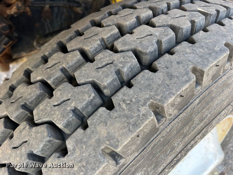 image for item DR5567 1995 Ford F800  crane truck