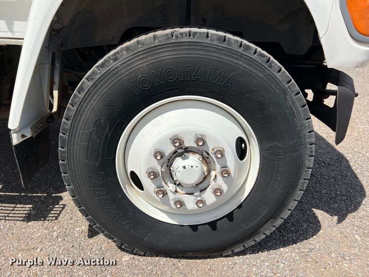 image for item DR5567 1995 Ford F800  crane truck