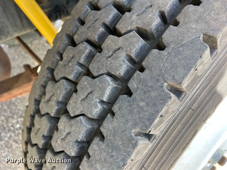 image for item DR5567 1995 Ford F800  crane truck