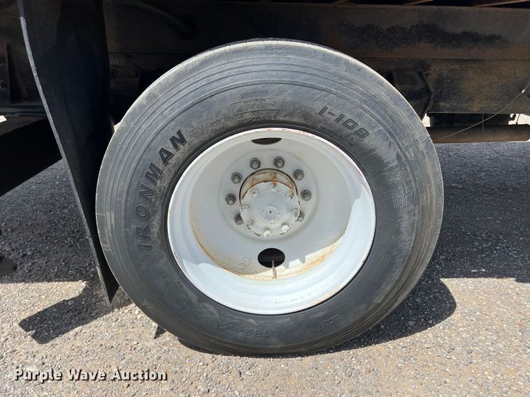 image for item DR5567 1995 Ford F800  crane truck