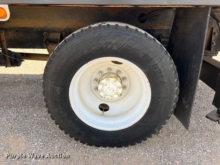 image for item DR5567 1995 Ford F800  crane truck