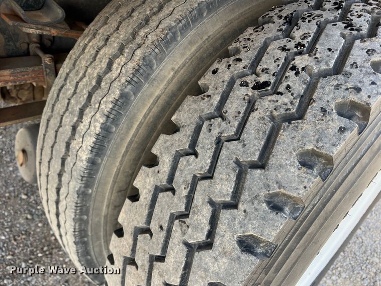 image for item DR5567 1995 Ford F800  crane truck