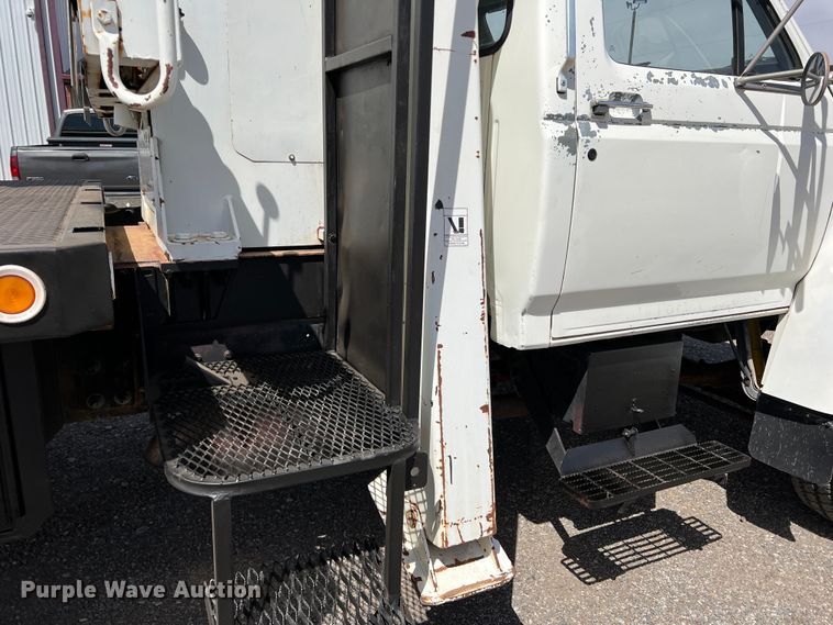 image for item DR5567 1995 Ford F800  crane truck
