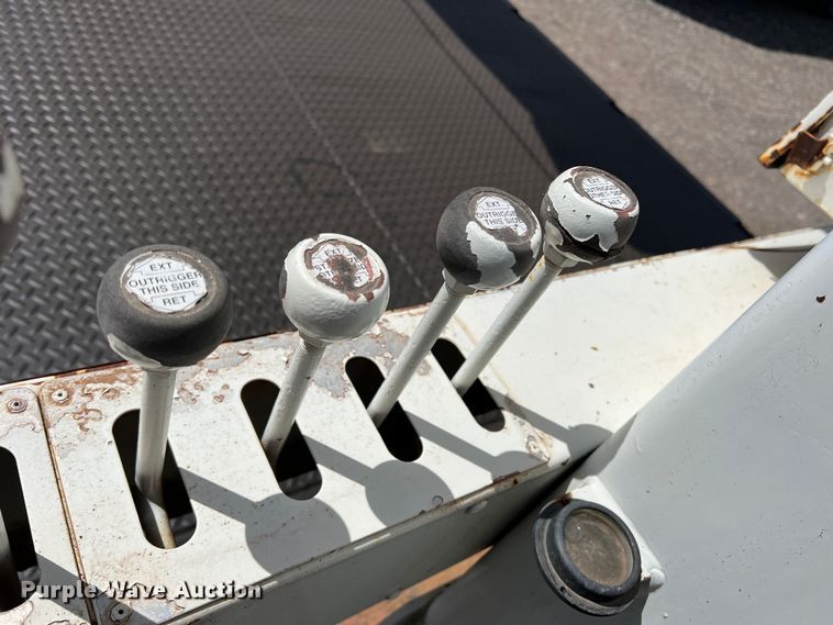 image for item DR5567 1995 Ford F800  crane truck