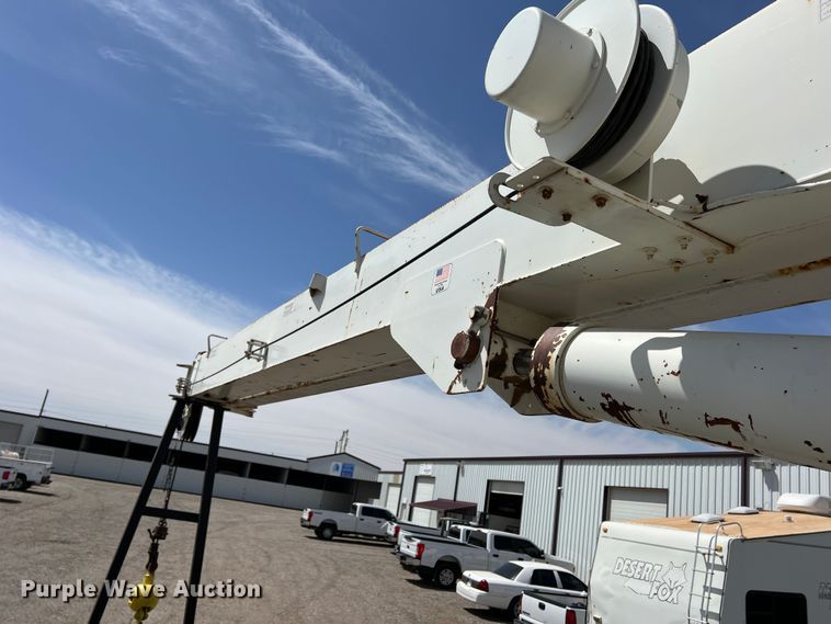 image for item DR5567 1995 Ford F800  crane truck