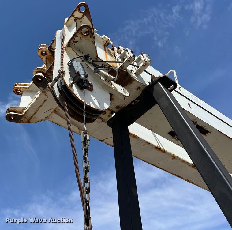 image for item DR5567 1995 Ford F800  crane truck