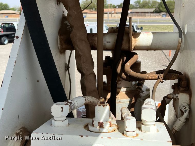 image for item DR5567 1995 Ford F800  crane truck