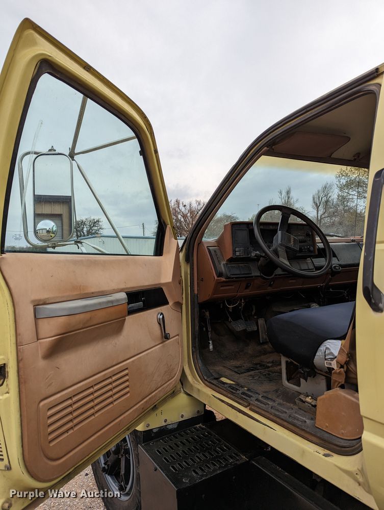 image for item DR6836 1990 GMC TopKick C6000  vacuum truck