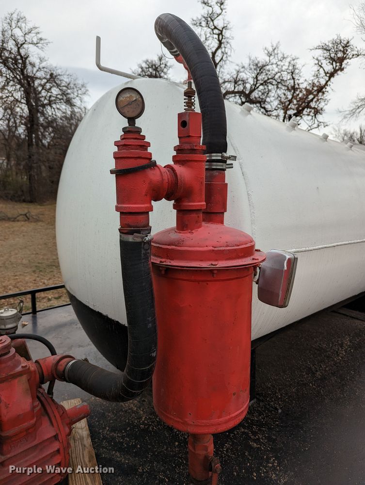 image for item DR6836 1990 GMC TopKick C6000  vacuum truck