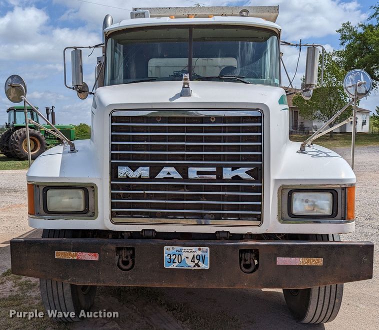 image for item DR6933 2002 Mack CH613  dump truck