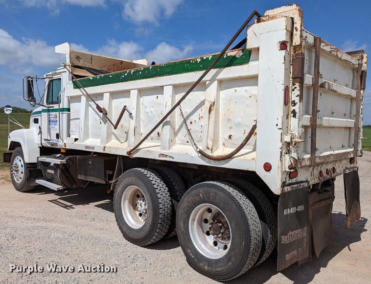 image for item DR6933 2002 Mack CH613  dump truck