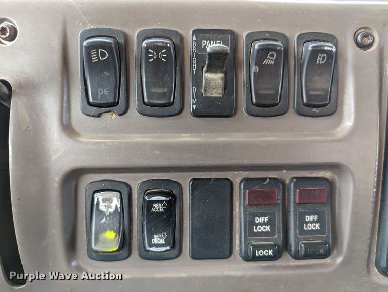 image for item DR6933 2002 Mack CH613  dump truck