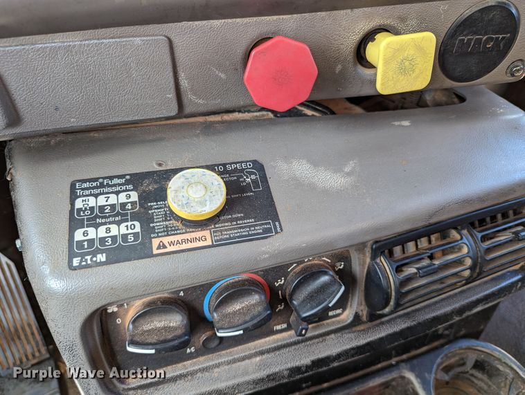 image for item DR6933 2002 Mack CH613  dump truck