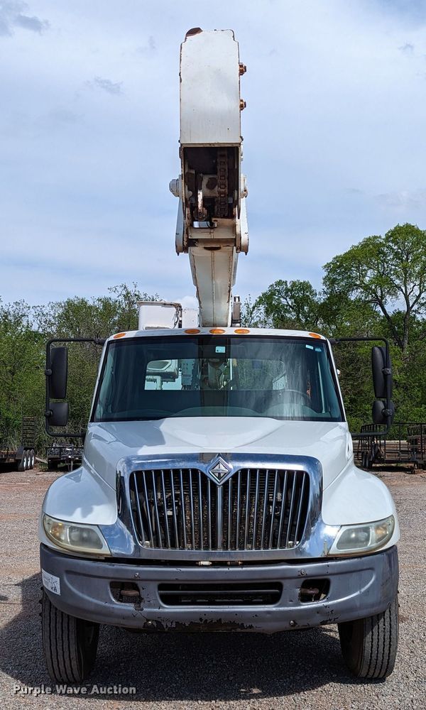 image for item DR6939 2007 International 4300  bucket truck