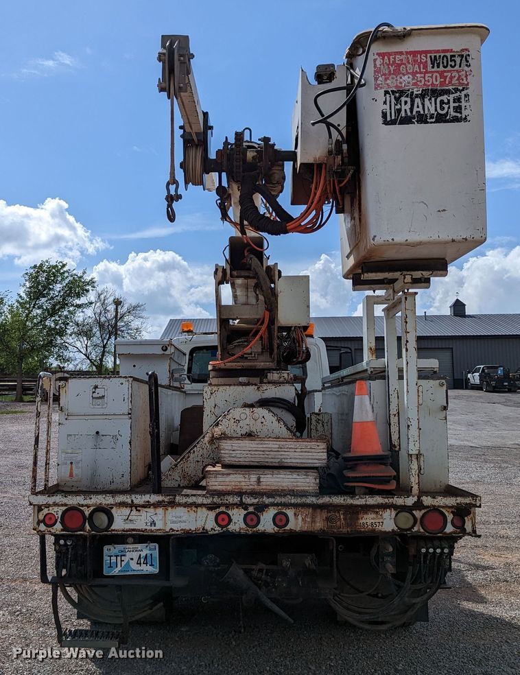 image for item DR6939 2007 International 4300  bucket truck