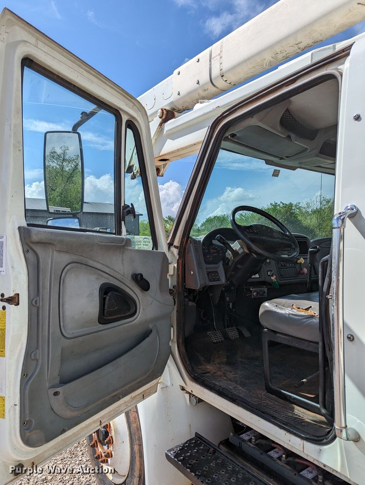 image for item DR6939 2007 International 4300  bucket truck