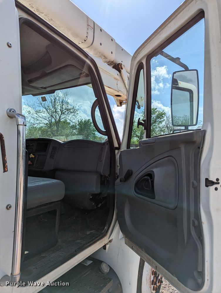 image for item DR6939 2007 International 4300  bucket truck