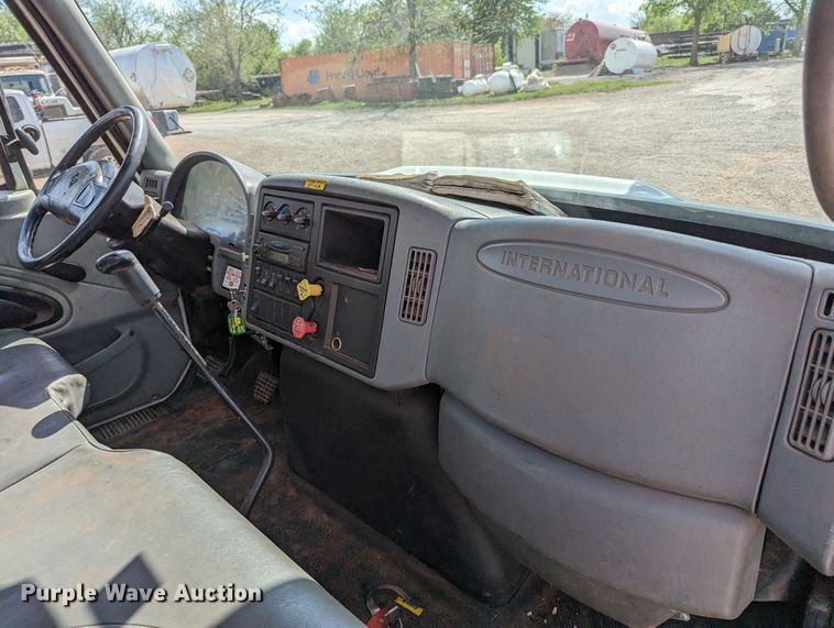 image for item DR6939 2007 International 4300  bucket truck