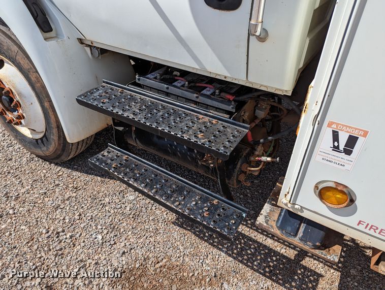 image for item DR6939 2007 International 4300  bucket truck