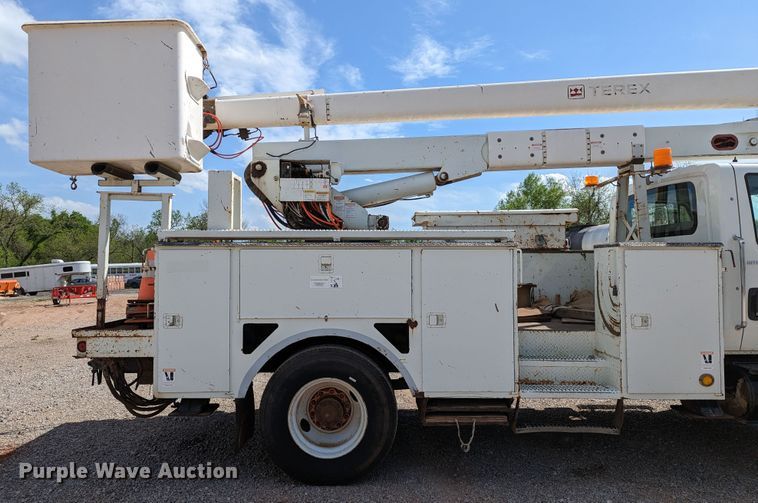 image for item DR6939 2007 International 4300  bucket truck