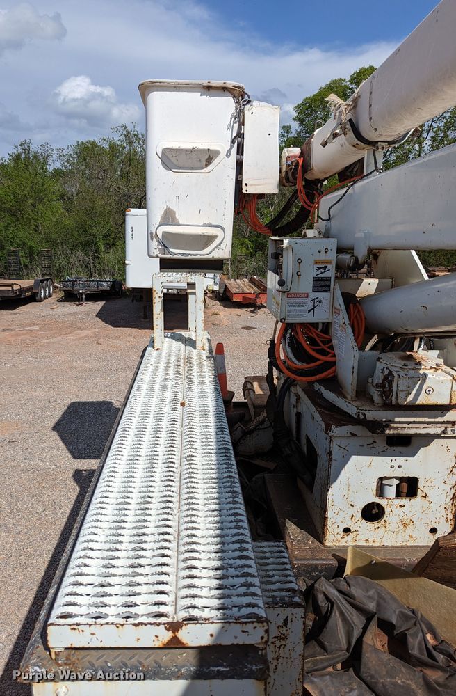 image for item DR6939 2007 International 4300  bucket truck