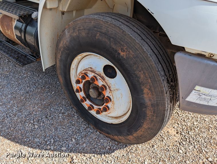 image for item DR6939 2007 International 4300  bucket truck