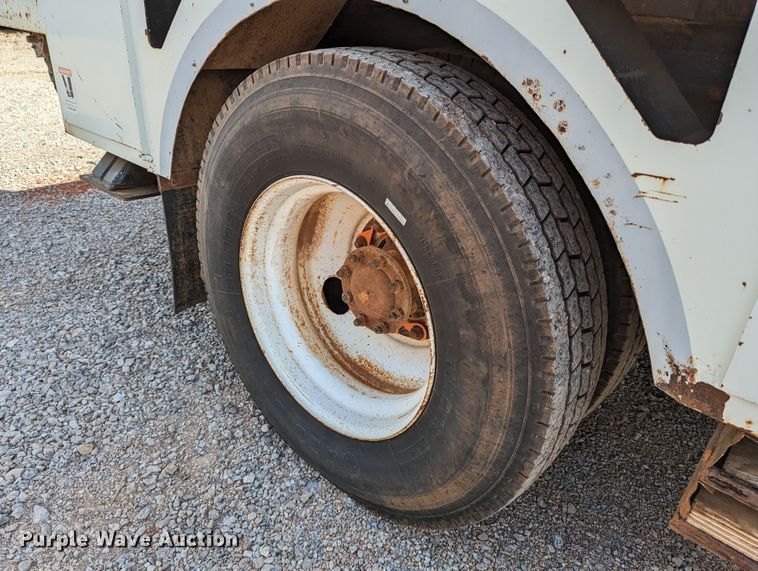 image for item DR6939 2007 International 4300  bucket truck