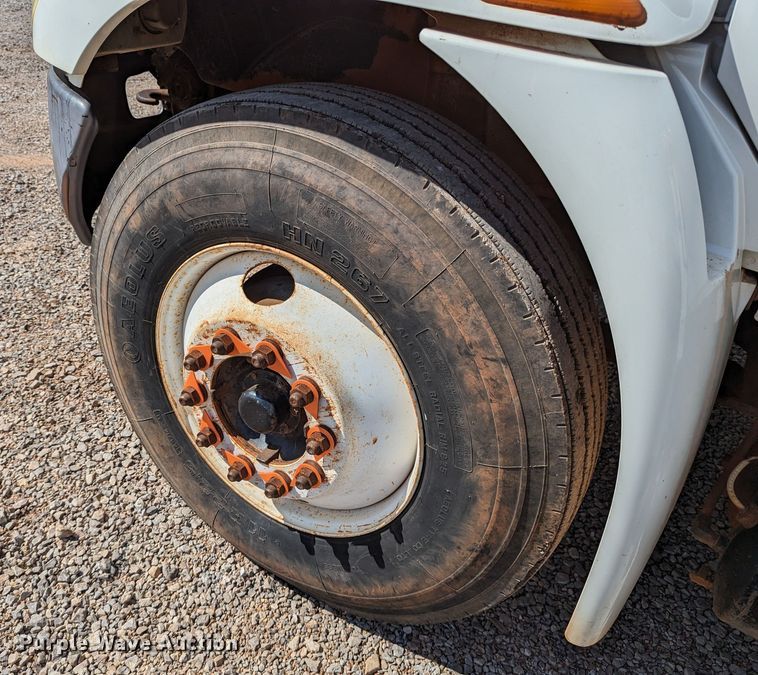 image for item DR6939 2007 International 4300  bucket truck