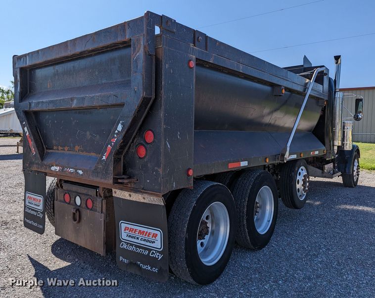 image for item DR6943 2001 Freightliner FLD 120  dump truck