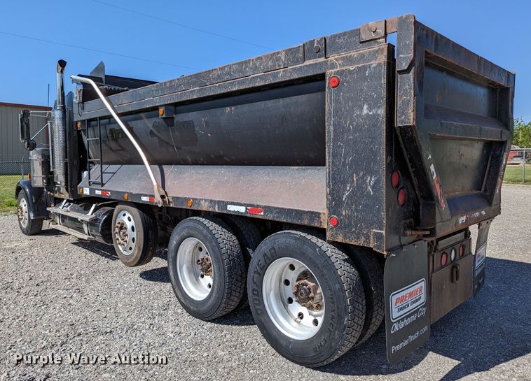 image for item DR6943 2001 Freightliner FLD 120  dump truck